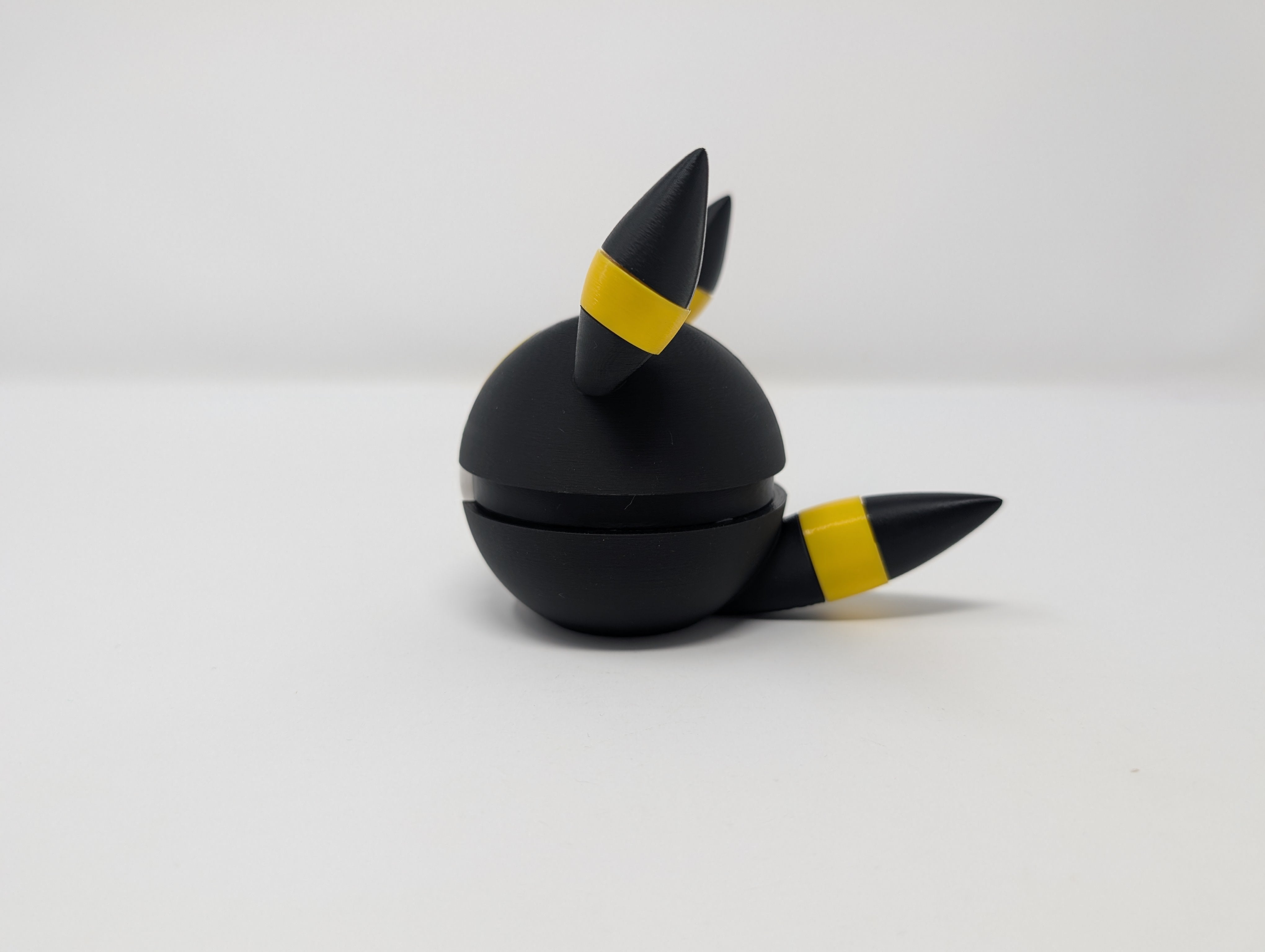 Umbreon Style Pokeball